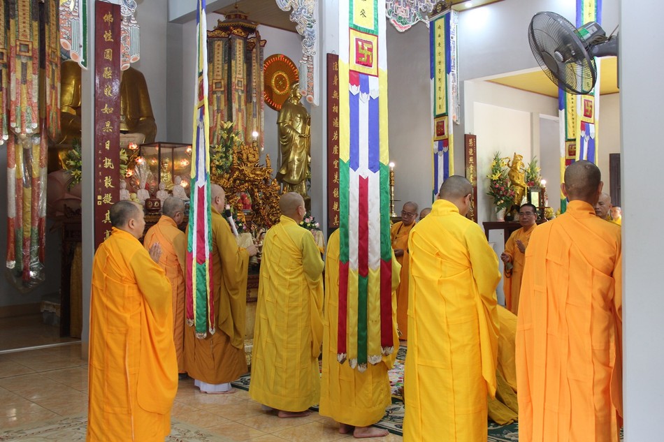 Lễ cúng ngọ tại chánh điện chùa Linh Quang Lễ cúng ngọ tại chánh điện chùa Linh Quang