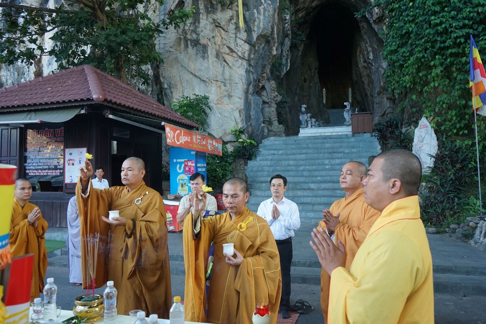 Chư tôn đức cử hành nghi thức sái tịnh