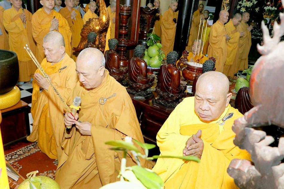 Niêm hương bạch Phật