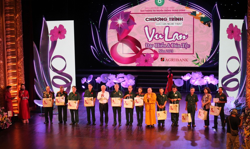 Hòa thượng Thích Gia Quang tặng quà tri ân Hòa thượng Thích Gia Quang tặng quà tri ân