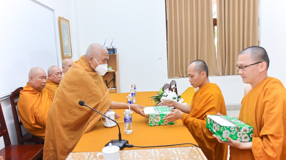 Hòa thượng Thích Giác Toàn trao quà đến chư hành giả