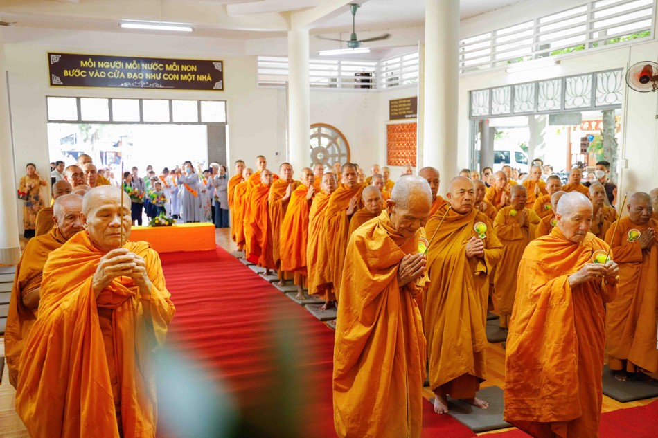 Chư tôn đức niêm hương Chư tôn đức niêm hương