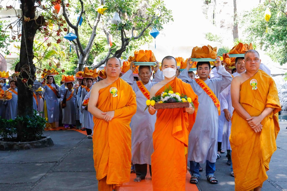 Phật tử nhiễu y, cúng dường chư tôn đức Phật tử nhiễu y, cúng dường chư tôn đức