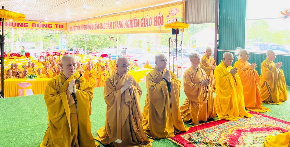 Đại diện hành giả dâng lời khánh tuế chư tôn đức Đại diện hành giả dâng lời khánh tuế chư tôn đức