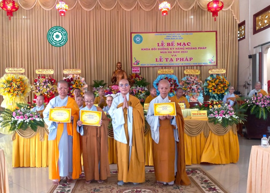 Trao Giấy chứng nhận tham gia khóa bồi dưỡng kỹ năng hoằng pháp cho chư Ni