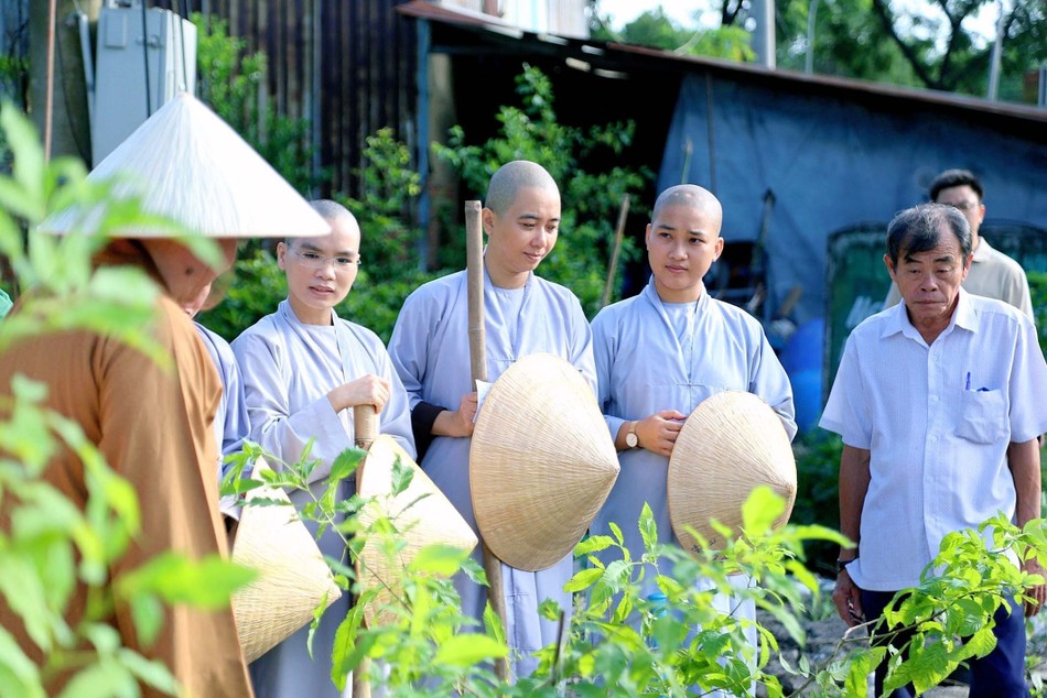 Chư Ni sinh tham gia buổi trồng cây phân tán Chư Ni sinh tham gia buổi trồng cây phân tán