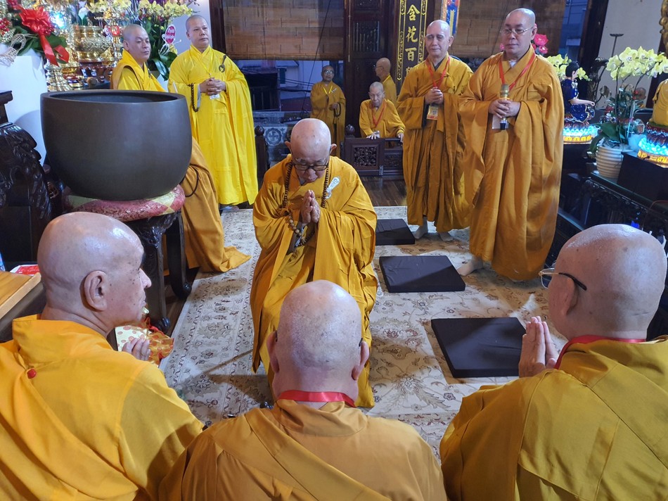 Chư tôn đức cử hành nghi thức đối thú Tự tứ Chư tôn đức cử hành nghi thức đối thú Tự tứ