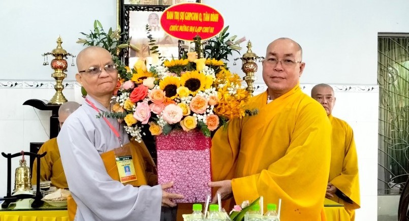 Thượng tọa Thích Đạt Đức tặng hoa chúc mừng hạ lạp chư Ni Thượng tọa Thích Đạt Đức tặng hoa chúc mừng hạ lạp chư Ni