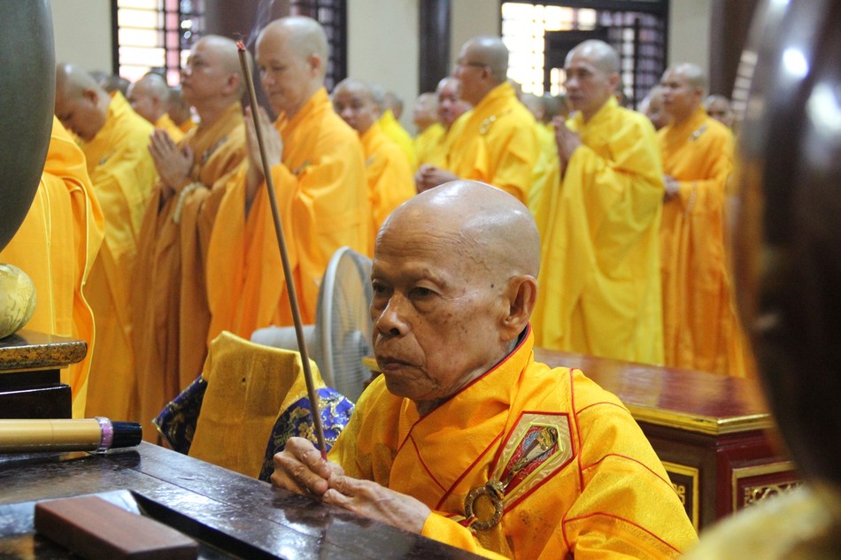 Trưởng lão Hòa thượng Thích Chơn Tế niêm hương bạch Phật Trưởng lão Hòa thượng Thích Chơn Tế niêm hương bạch Phật