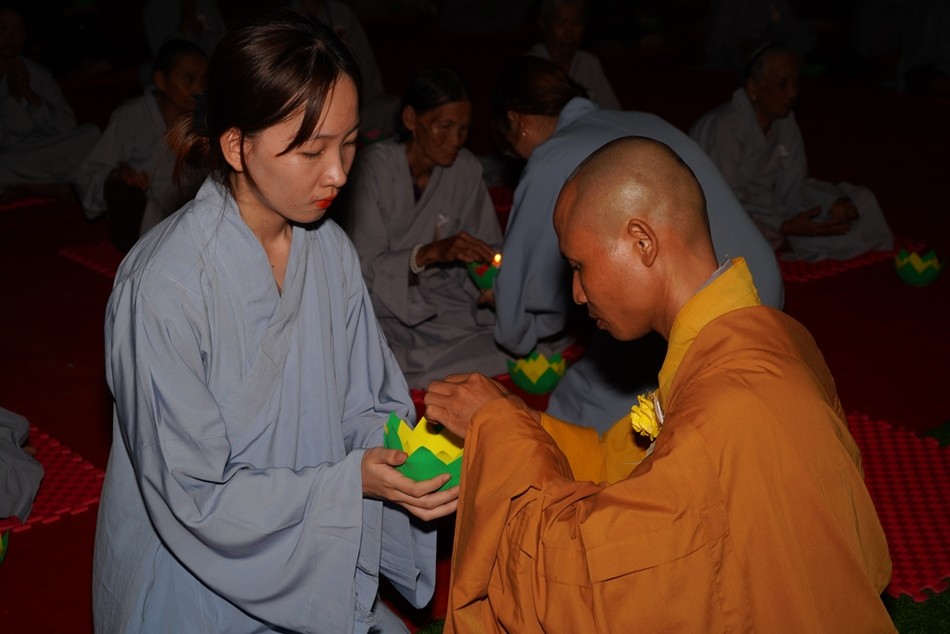 Thắp hoa đăng Thắp hoa đăng