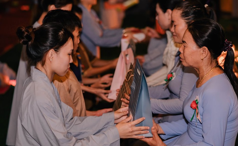 Dâng quà Vu lan lên cha mẹ Dâng quà Vu lan lên cha mẹ