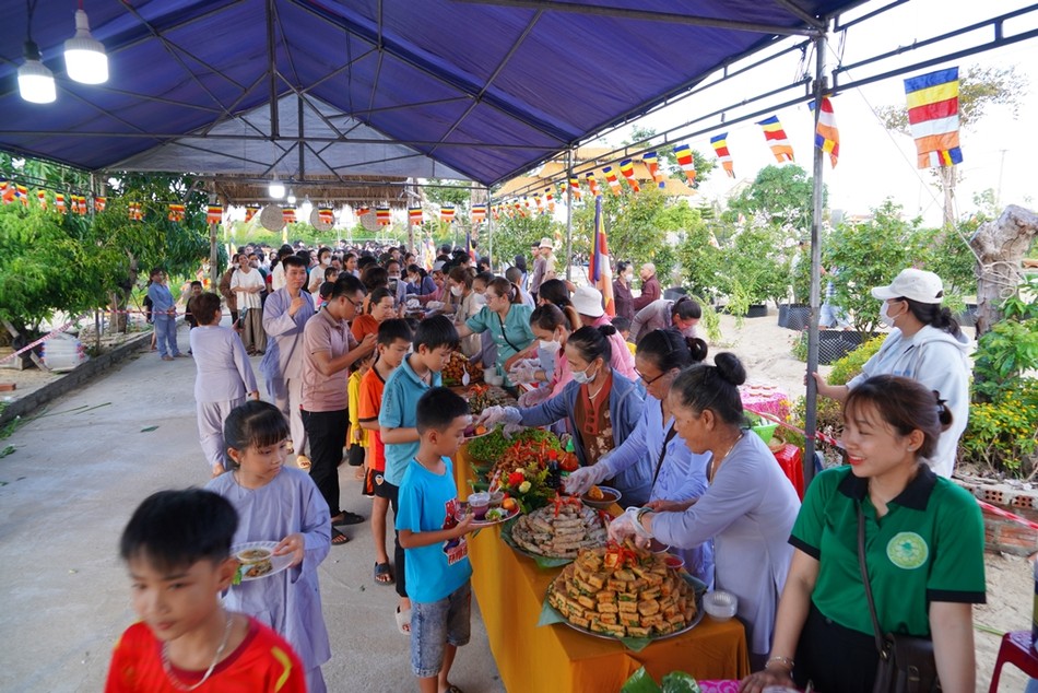 Đông đảo Phật tử về chùa Phước Sơn dự lễ Đông đảo Phật tử về chùa Phước Sơn dự lễ