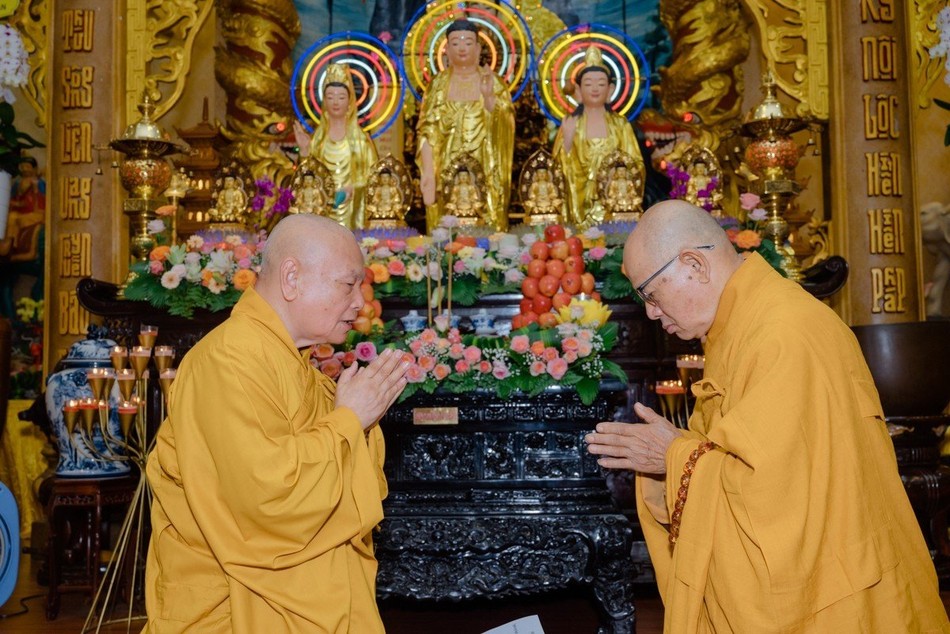 Nhị vị Hòa thượng tác pháp đối thú Tự tứ Nhị vị Hòa thượng tác pháp đối thú Tự tứ
