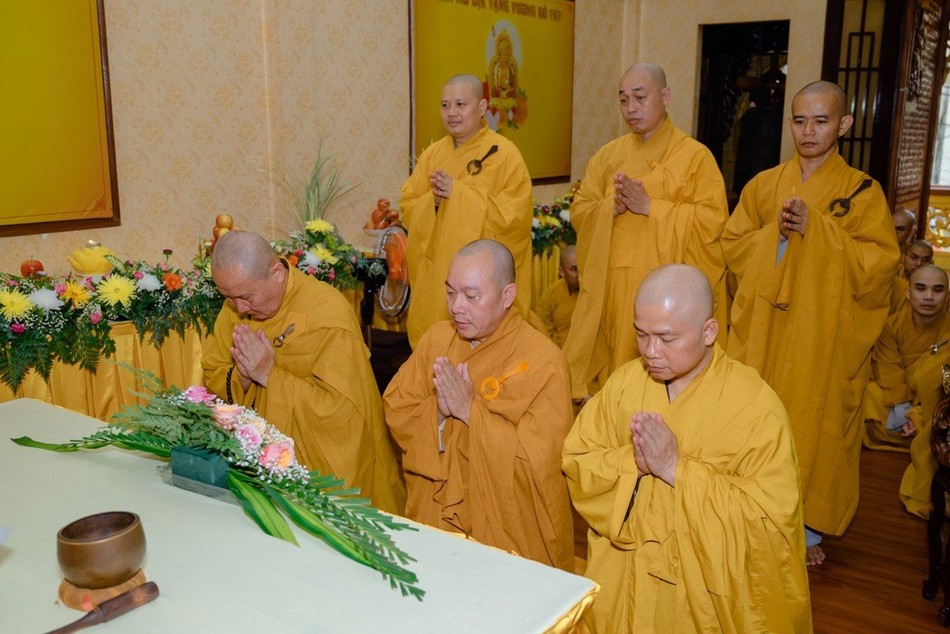 Lần lượt 3 vị tác bạch cầu Tự tứ với chư tôn Hòa thượng Lần lượt 3 vị tác bạch cầu Tự tứ với chư tôn Hòa thượng