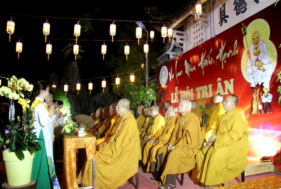 Phật tử dâng hoa cúng dường