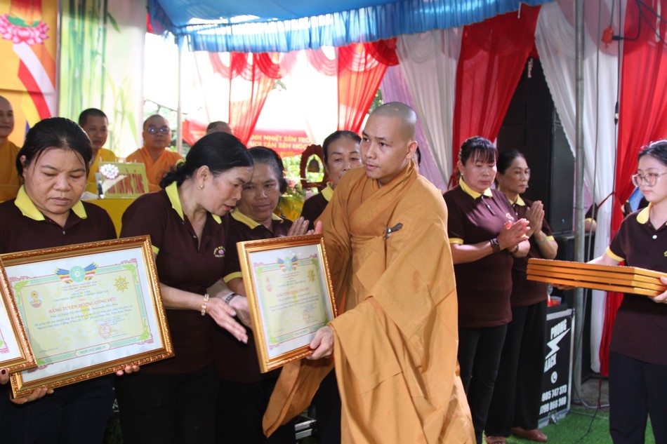 Đại đức Thích Chơn Thiện trao Bằng tuyên dương công đức