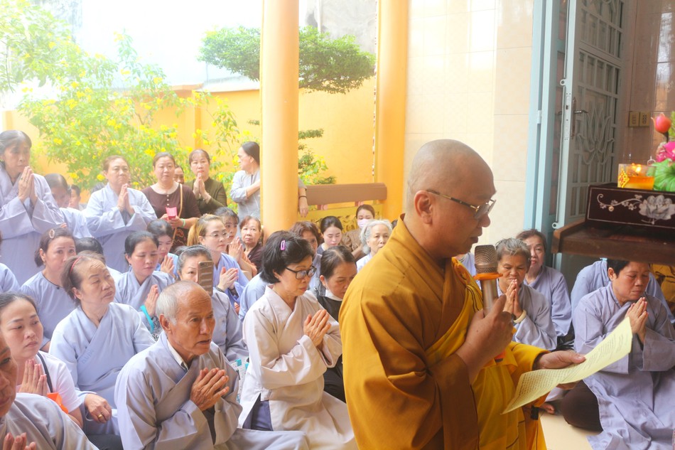 Đại đức Thích Từ Tâm dâng lời tác bạch Đại đức Thích Từ Tâm dâng lời tác bạch