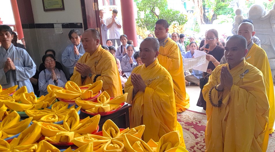 Đại diện Phật tử tác bạch cúng dường pháp y Đại diện Phật tử tác bạch cúng dường pháp y