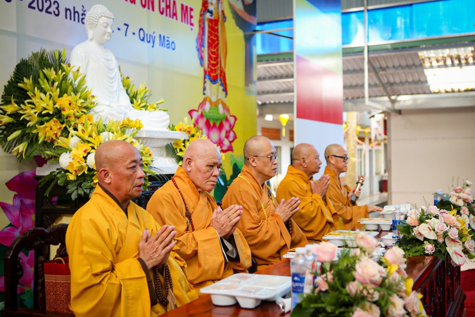 Chư tôn đức chứng minh buổi lễ Chư tôn đức chứng minh buổi lễ