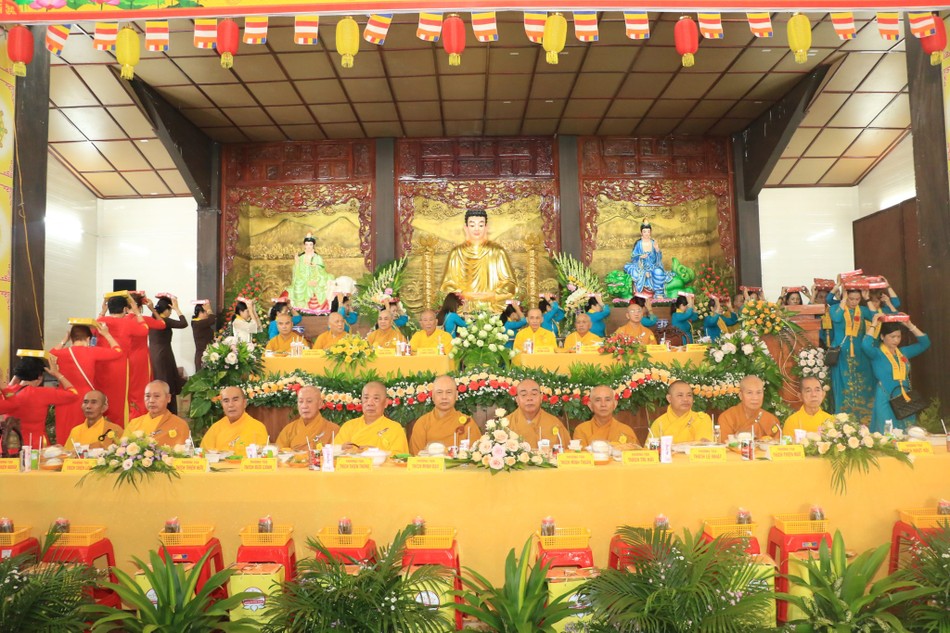 Phật tử thành kính dâng pháp y cúng dường Phật tử thành kính dâng pháp y cúng dường