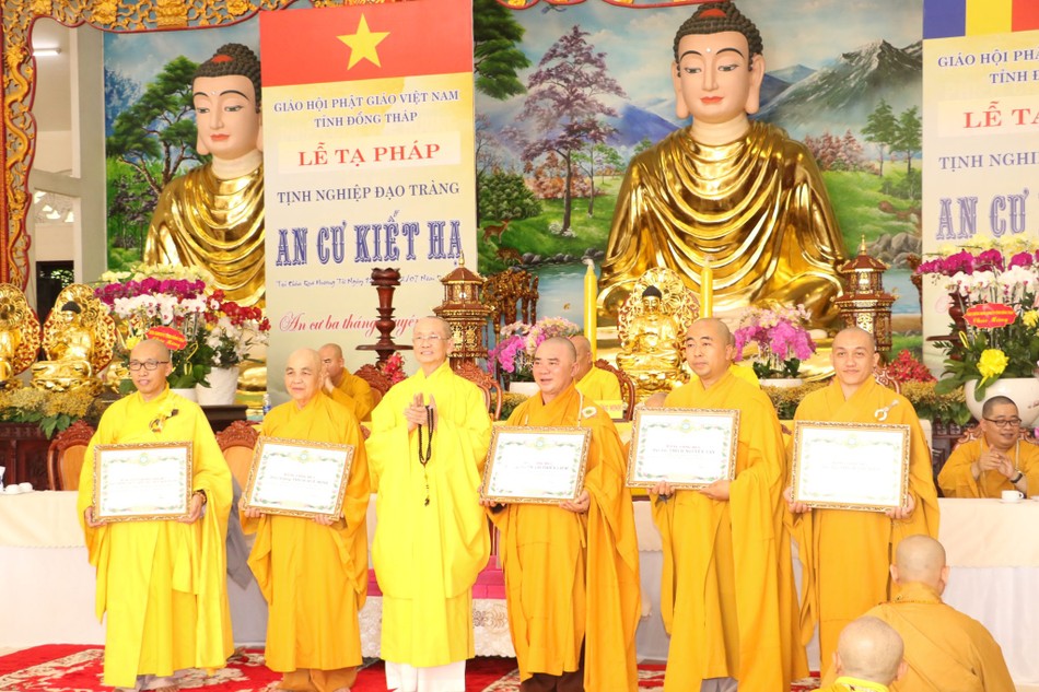 Trao Bằng tuyên dương công đức đến Ban Chức sự hạ trường chùa Quê Hương Trao Bằng tuyên dương công đức đến Ban Chức sự hạ trường chùa Quê Hương