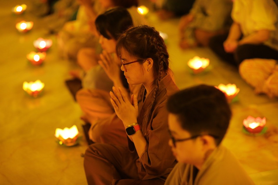 Mỗi năm mỗi thắp đèn trời Mỗi năm mỗi thắp đèn trời