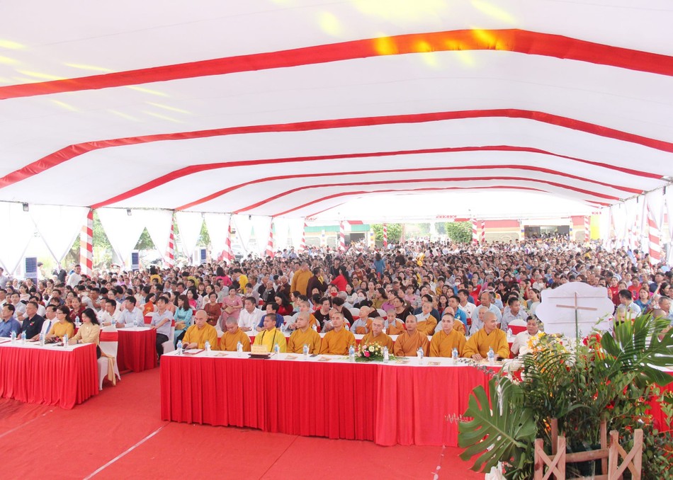 Đông đảo Tăng Ni, Phật tử tham dự lễ Đông đảo Tăng Ni, Phật tử tham dự lễ