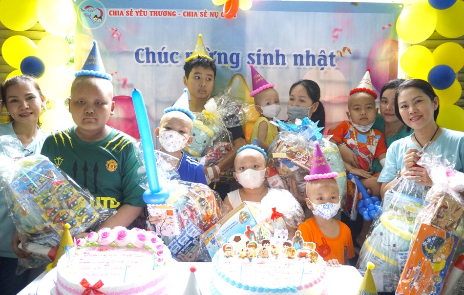Cô Mai tổ chức sinh nhật cho các bệnh nhi có cùng tháng sinh Cô Mai tổ chức sinh nhật cho các bệnh nhi có cùng tháng sinh