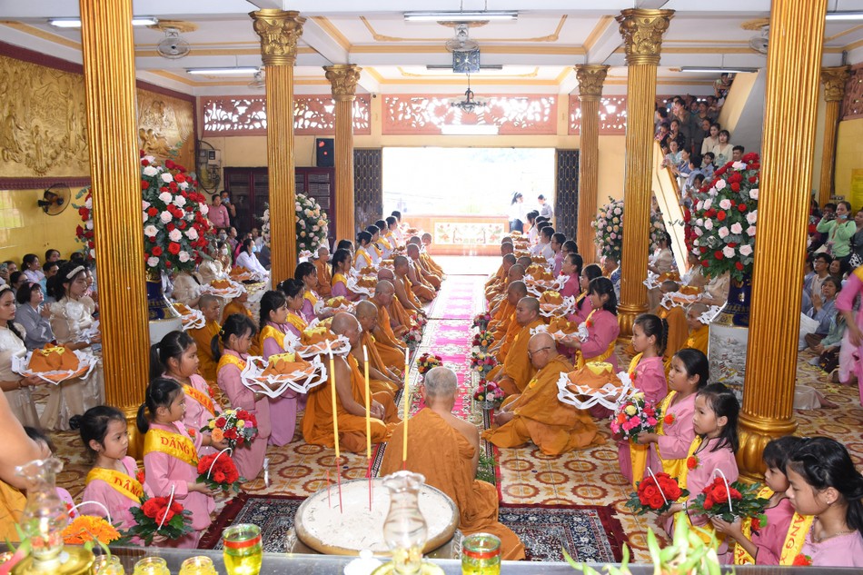 Dâng y ca-sa cúng dường chư tôn đức nhân lễ Vu lan - Báo hiếu tại tịnh xá Lộc Uyển