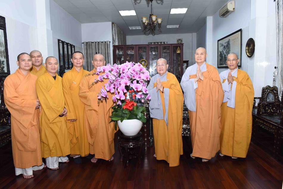 Tặng hoa chúc mừng hạ lạp đến Ni trưởng Thích nữ Từ Nhẫn Tặng hoa chúc mừng hạ lạp đến Ni trưởng Thích nữ Từ Nhẫn