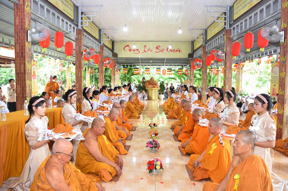 Phật tử dâng y ca-sa cúng dường Phật tử dâng y ca-sa cúng dường