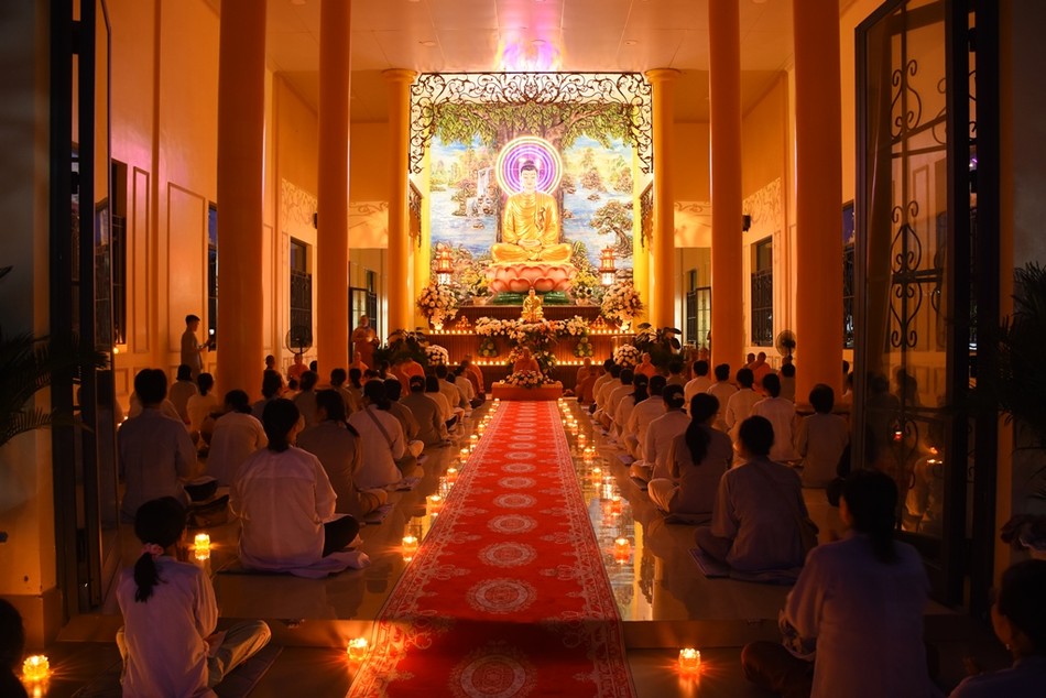 Thắp hoa đăng tưởng niệm Thắp hoa đăng tưởng niệm