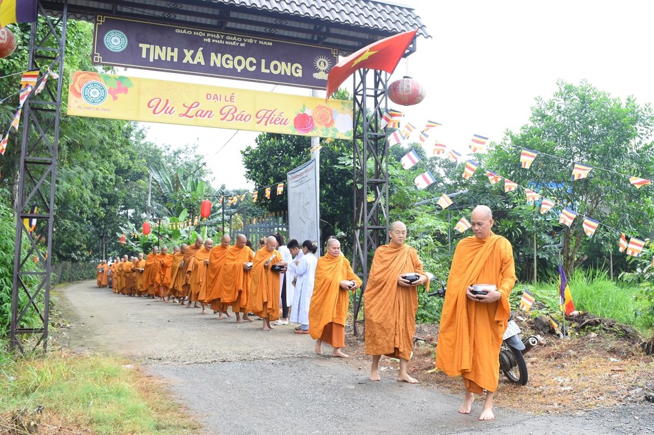 Chư Tăng trì bình khất thực hóa duyên Chư Tăng trì bình khất thực hóa duyên