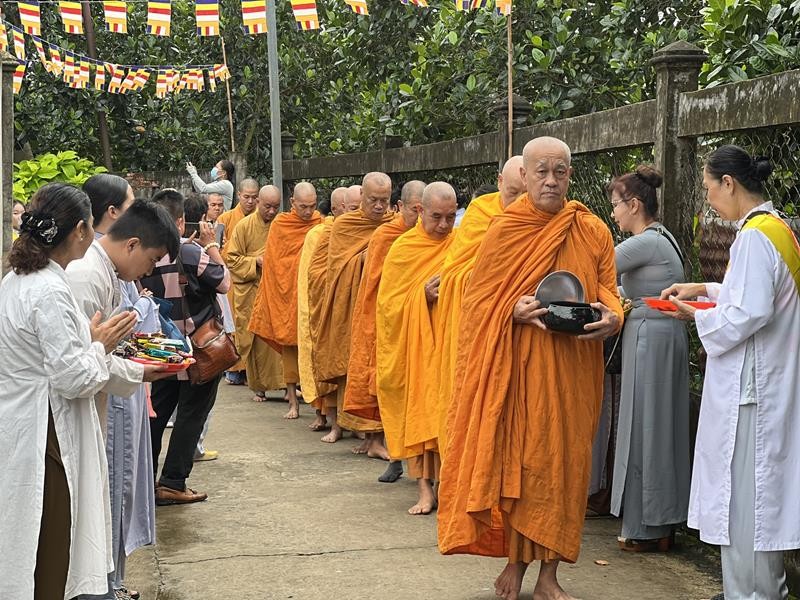 Chư Tăng trì bình khất thực trong khuôn viên tịnh xá Ngọc Hòa Chư Tăng trì bình khất thực trong khuôn viên tịnh xá Ngọc Hòa