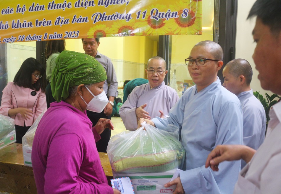 Ni trưởng Thích nữ Như Dung cùng chư Ni chùa Huệ Lâm tận tay trào quà đến người dân Ni trưởng Thích nữ Như Dung cùng chư Ni chùa Huệ Lâm tận tay trào quà đến người dân