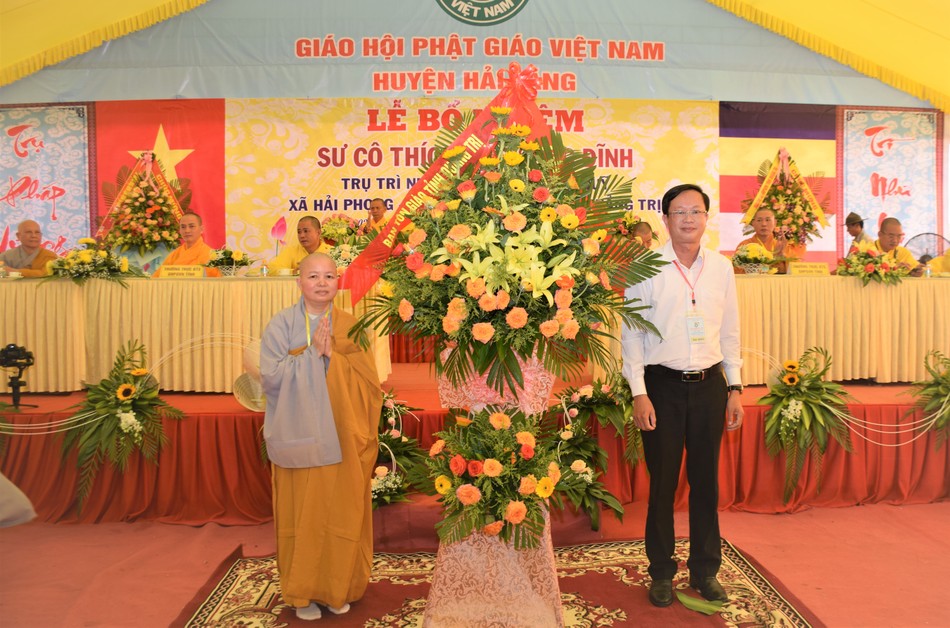 Đại diện Ban Tôn giáo tỉnh Quảng Trị tặng hoa chúc mừng