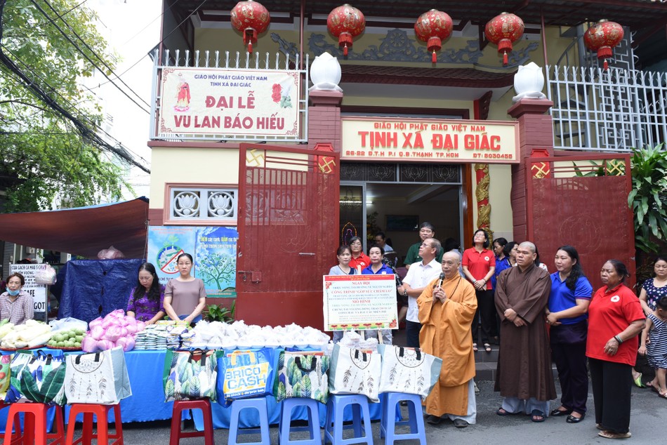 Thượng tọa Thích Tâm Chơn, Trưởng ban Trị sự GHPGVN Q.Bình Thạnh, trụ trì tịnh xá Đại Giác phát biểu trong buổi trao quà