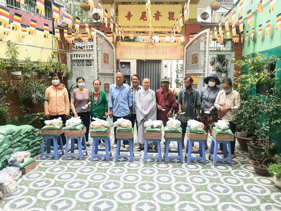 Chùa Quan Âm trao quà đến các hộ nghèo