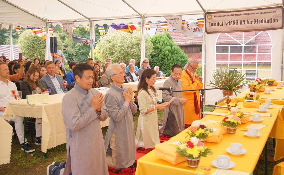 Đại diện Hội đồng Điều hành Trung tâm Văn hóa Phật giáo bang Sachsen dâng lời thỉnh nguyện Đại diện Hội đồng Điều hành Trung tâm Văn hóa Phật giáo bang Sachsen dâng lời thỉnh nguyện