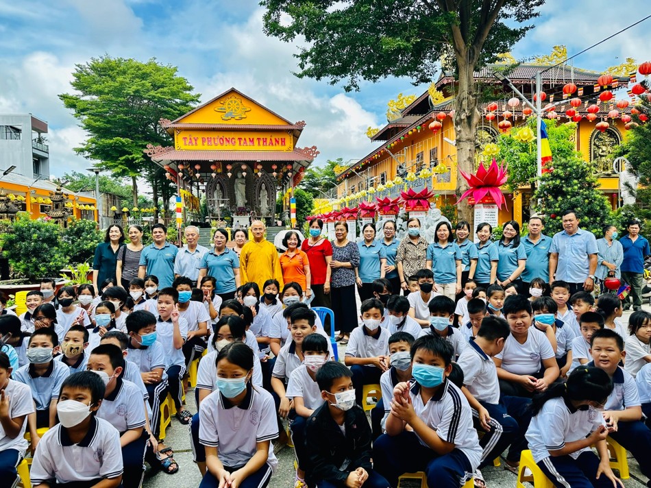 Thượng tọa Thích Thiện Quý, trụ trì chùa Liên Hoa, người đã khai mở và duy trình lớp học tình thương tại chùa 18 năm qua chụp ảnh lưu niệm cùng đoàn và các em học sinh Thượng tọa Thích Thiện Quý, trụ trì chùa Liên Hoa, người đã khai mở và duy trình lớp học tình thương tại chùa 18 năm qua chụp ảnh lưu niệm cùng đoàn và các em học sinh