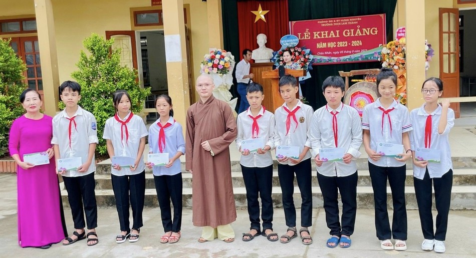 Đoàn chư Tăng, Phật tử chùa Đức Hậu trao học bổng đến các em học sinh tại Trường THCS Lam Thành (H.Hưng Nguyên) Đoàn chư Tăng, Phật tử chùa Đức Hậu trao học bổng đến các em học sinh tại Trường THCS Lam Thành (H.Hưng Nguyên)