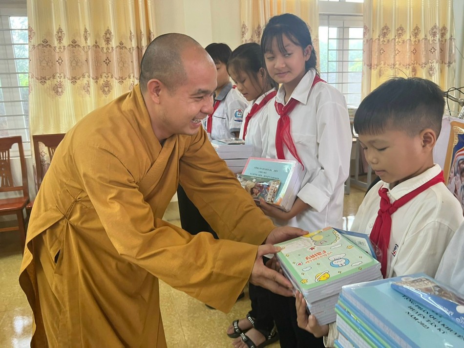 Đại đức Thích Đồng Tuệ trao quà cho các em học sinh Đại đức Thích Đồng Tuệ trao quà cho các em học sinh