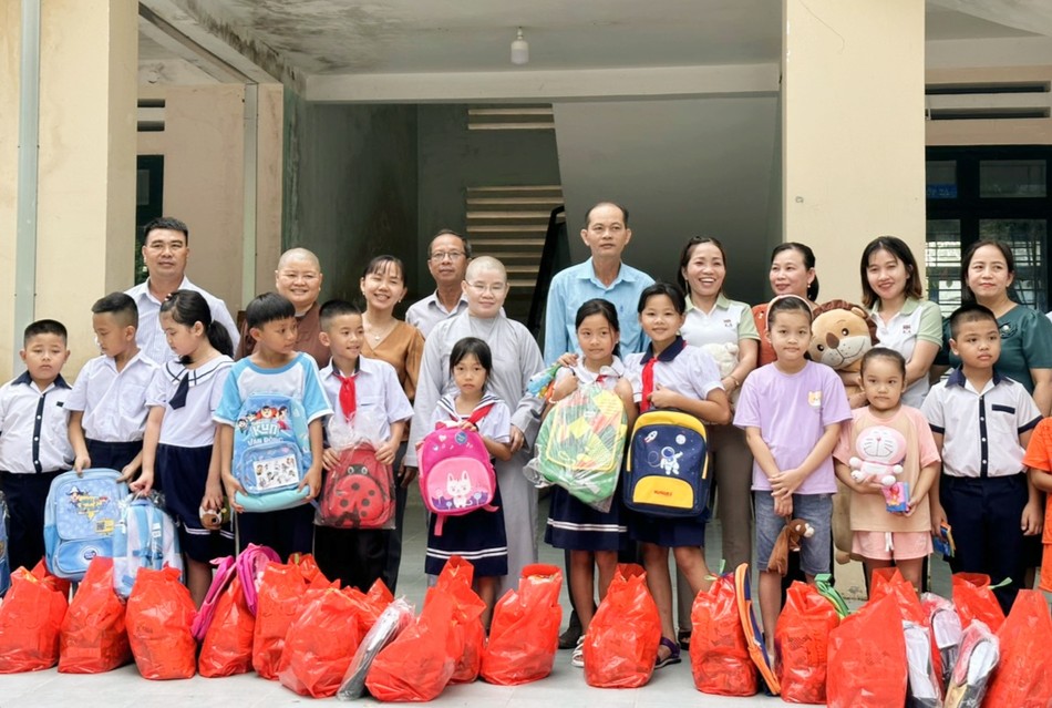 Em vui nhận quà Em vui nhận quà