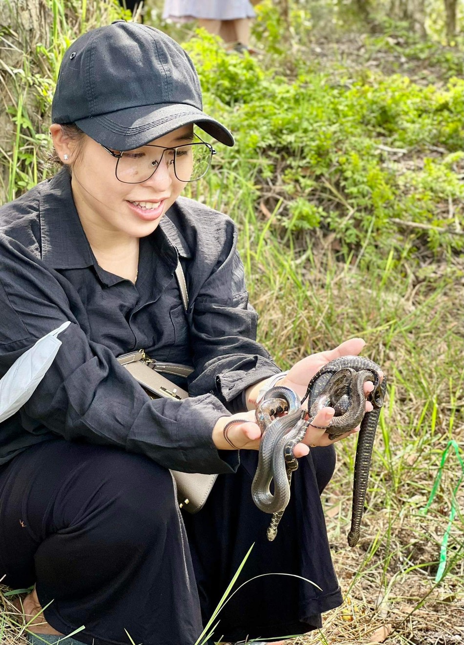 Phật tử phóng sanh rắn Phật tử phóng sanh rắn