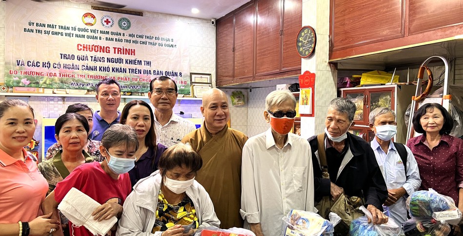 Thượng tọa Thích Trí Trường trao quà đến người khiếm thị Thượng tọa Thích Trí Trường trao quà đến người khiếm thị