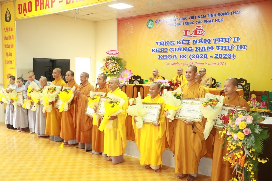 Trao Bằng tuyên dương công đức đến giáo thọ sư Trao Bằng tuyên dương công đức đến giáo thọ sư