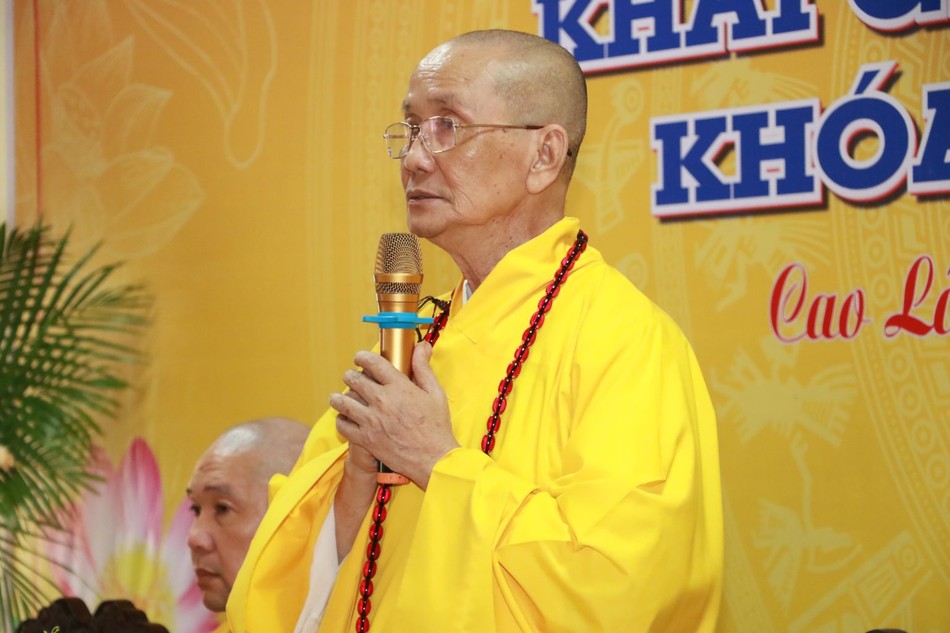 Hòa thượng Thích Chơn Minh ban đạo từ Hòa thượng Thích Chơn Minh ban đạo từ