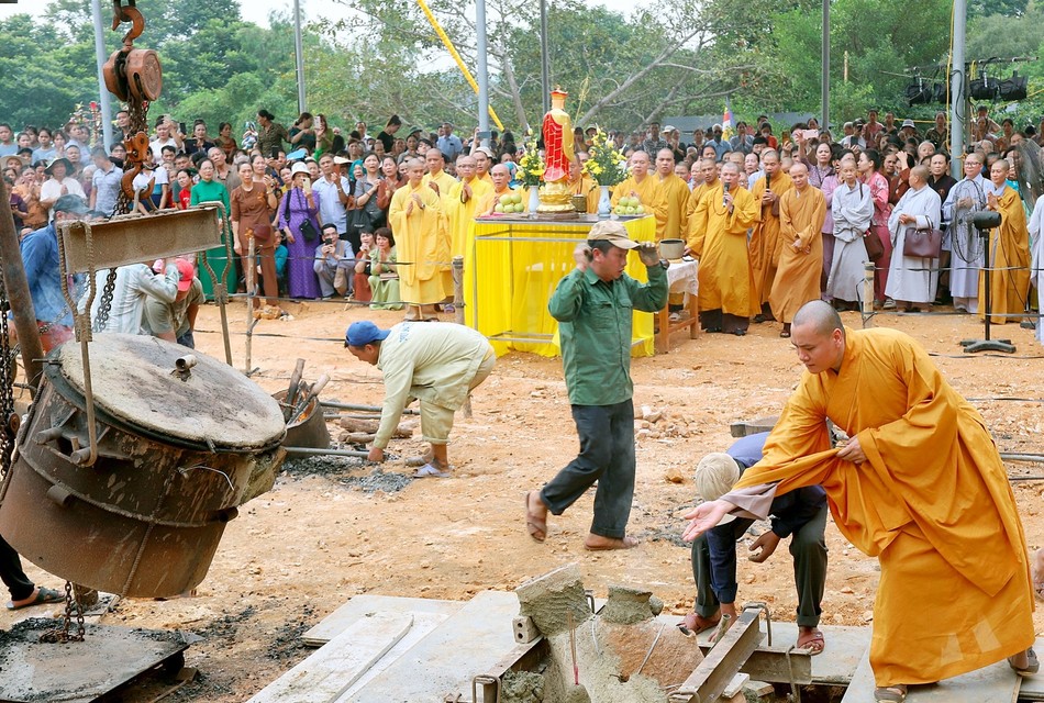 Lễ chú nguyện rót đồng đúc đại hồng chung Lễ chú nguyện rót đồng đúc đại hồng chung