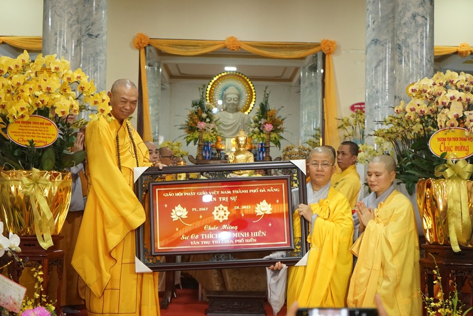 Hòa thượng Thích Từ Nghiêm tặng quà chúc mừng của Ban Trị sự đến Sư cô tân trụ trì Hòa thượng Thích Từ Nghiêm tặng quà chúc mừng của Ban Trị sự đến Sư cô tân trụ trì