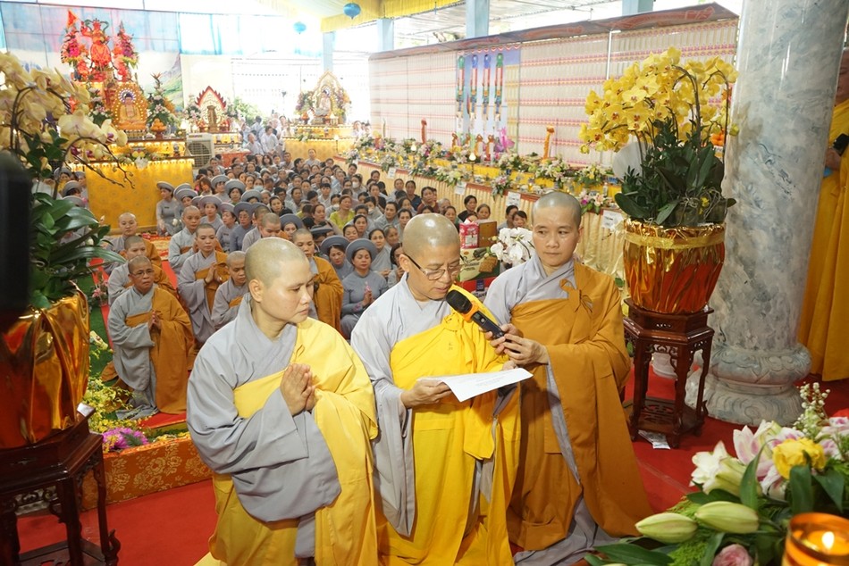 Sư cô Thích nữ Minh Hiền dâng lời phát nguyện Sư cô Thích nữ Minh Hiền dâng lời phát nguyện